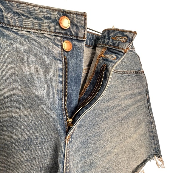 Universal Thread Med Wash Vintage Midi Distressed Cut Off Jean Shorts Sz 14 - Picture 7 of 11